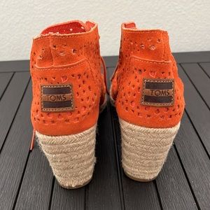 Toms suede booties new